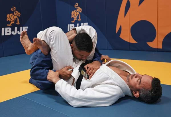 Estrangulación que fuerza la columna cervical - Manual Technical Fouls & Illegal Moves de la IBJJF