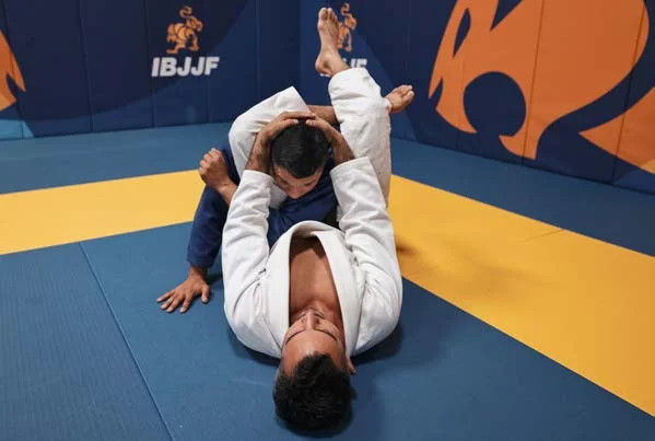 Triángulo tirando de la cabeza - Manual Technical Fouls & Illegal Moves de la IBJJF