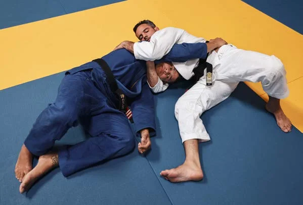 Triángulo de brazo - Manual Technical Fouls & Illegal Moves de la IBJJF