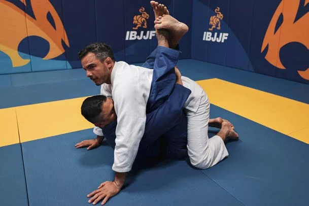 Compresión de costillas o riñones con las piernas dentro de la guardia cerrada - Manual Technical Fouls & Illegal Moves de la IBJJF