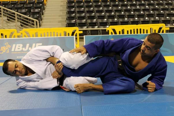 En una llave de pie recta, girar hacia el pie que no está bajo ataque - Manual Technical Fouls & Illegal Moves de la IBJJF