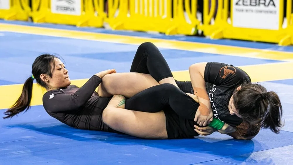 Knee reaping (cruzada de pierna) - Foto: Rolling And The Punches / IBJJF (solo demostrativa)