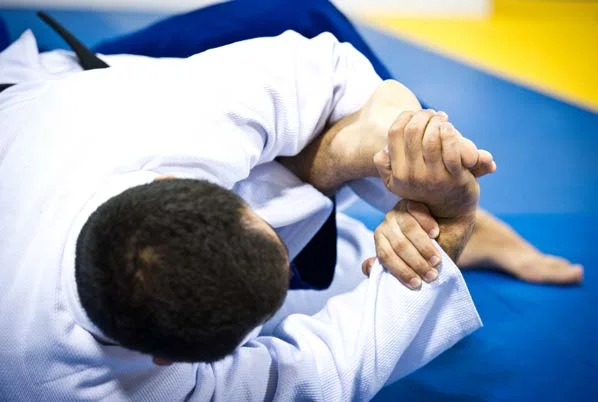 En un toe hold, aplicar presión hacia fuera sobre el pie - Manual Technical Fouls & Illegal Moves de la IBJJF