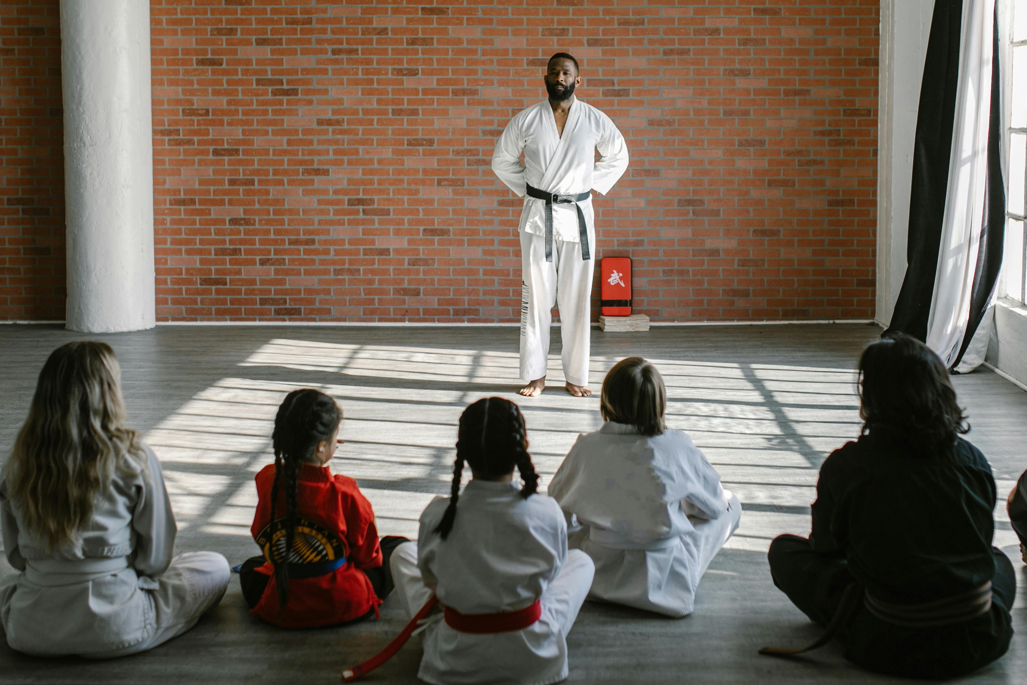 Adulto practicando BJJ en el tatami con un compañero de entrenamiento