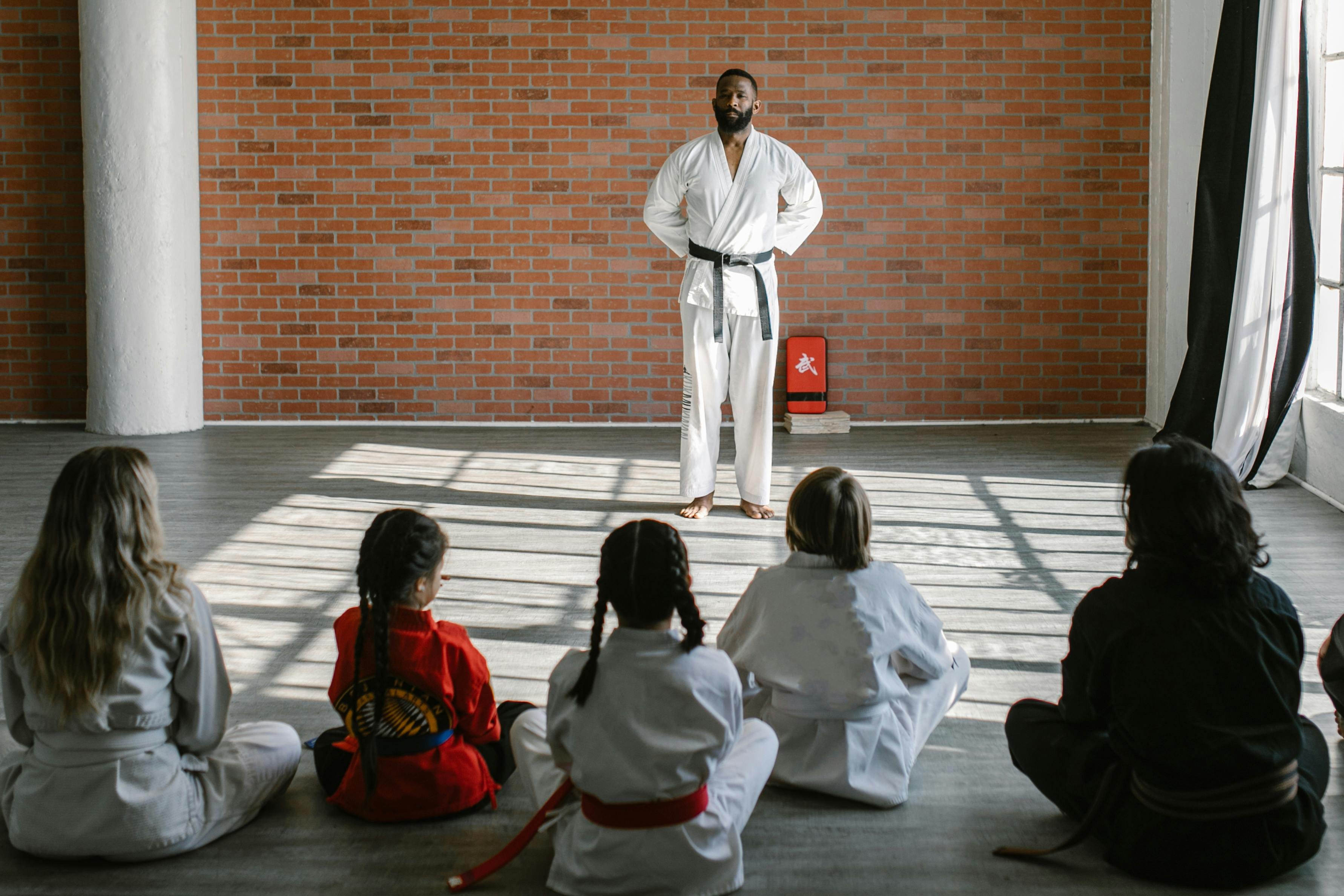 Adulto practicando BJJ en el tatami con un compañero de entrenamiento