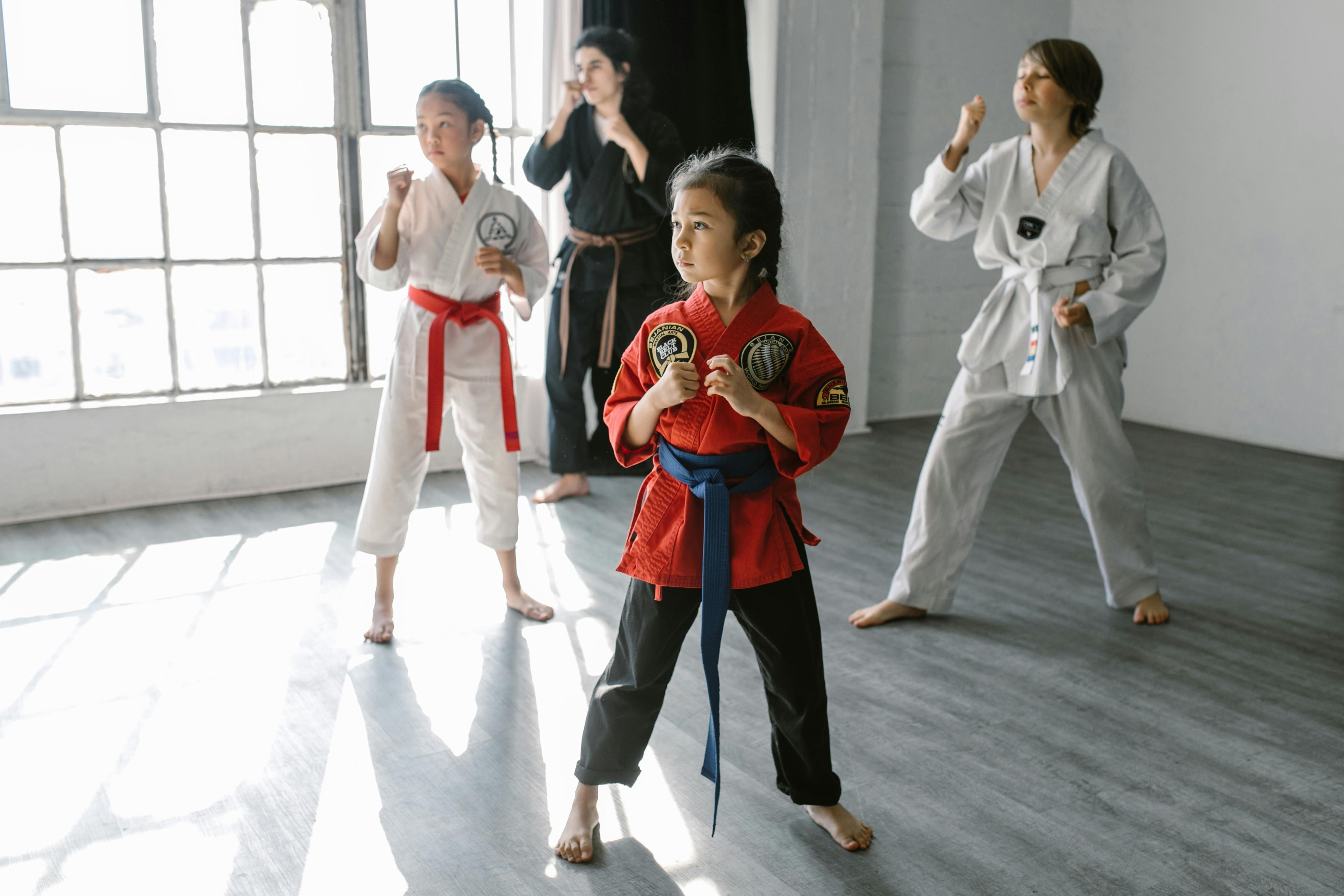 Alumnos de BJJ entrenando en el tatami de una academia de artes marciales