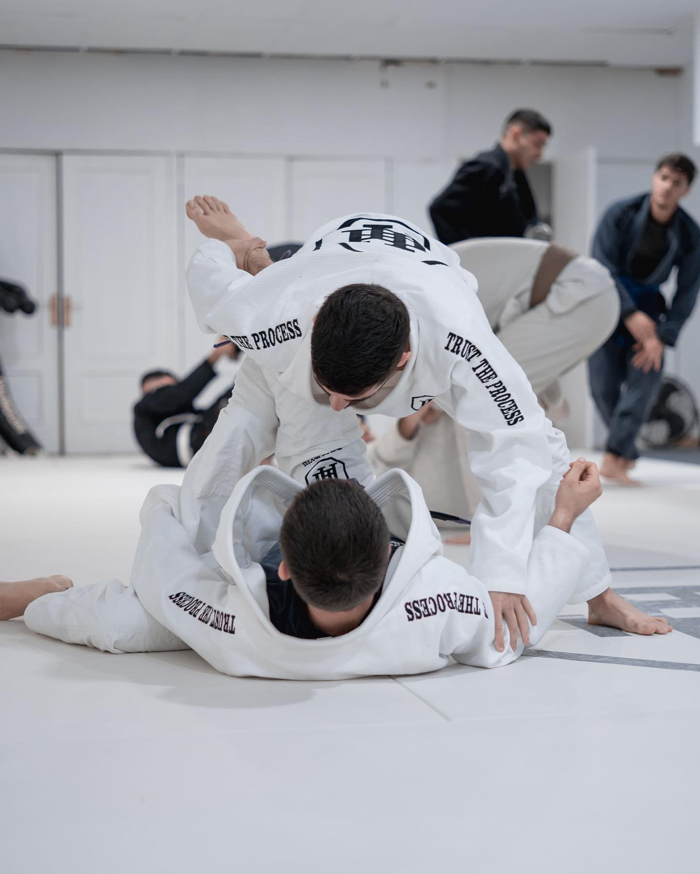 Práctica técnica con kimono en HH Fight Academy