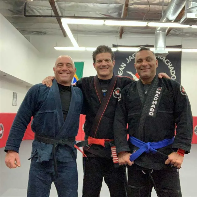 Joe Rogan entrenando BJJ con kimono negro