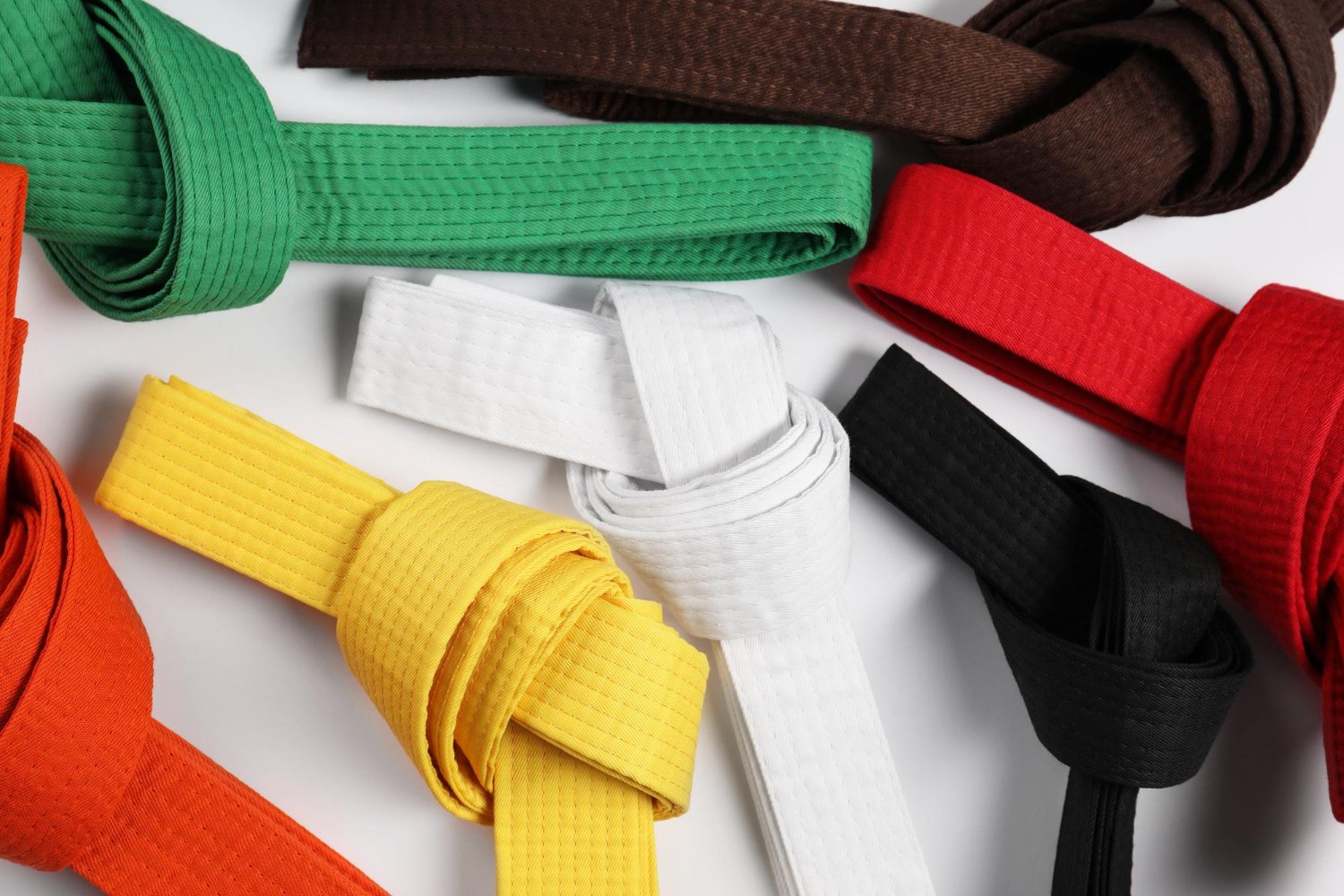 Cinturones de artes marciales en orden de colores
