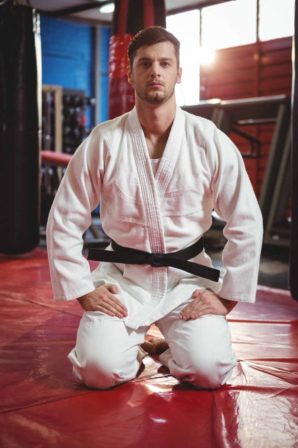 Judoka con cinturón negro durante un entrenamiento