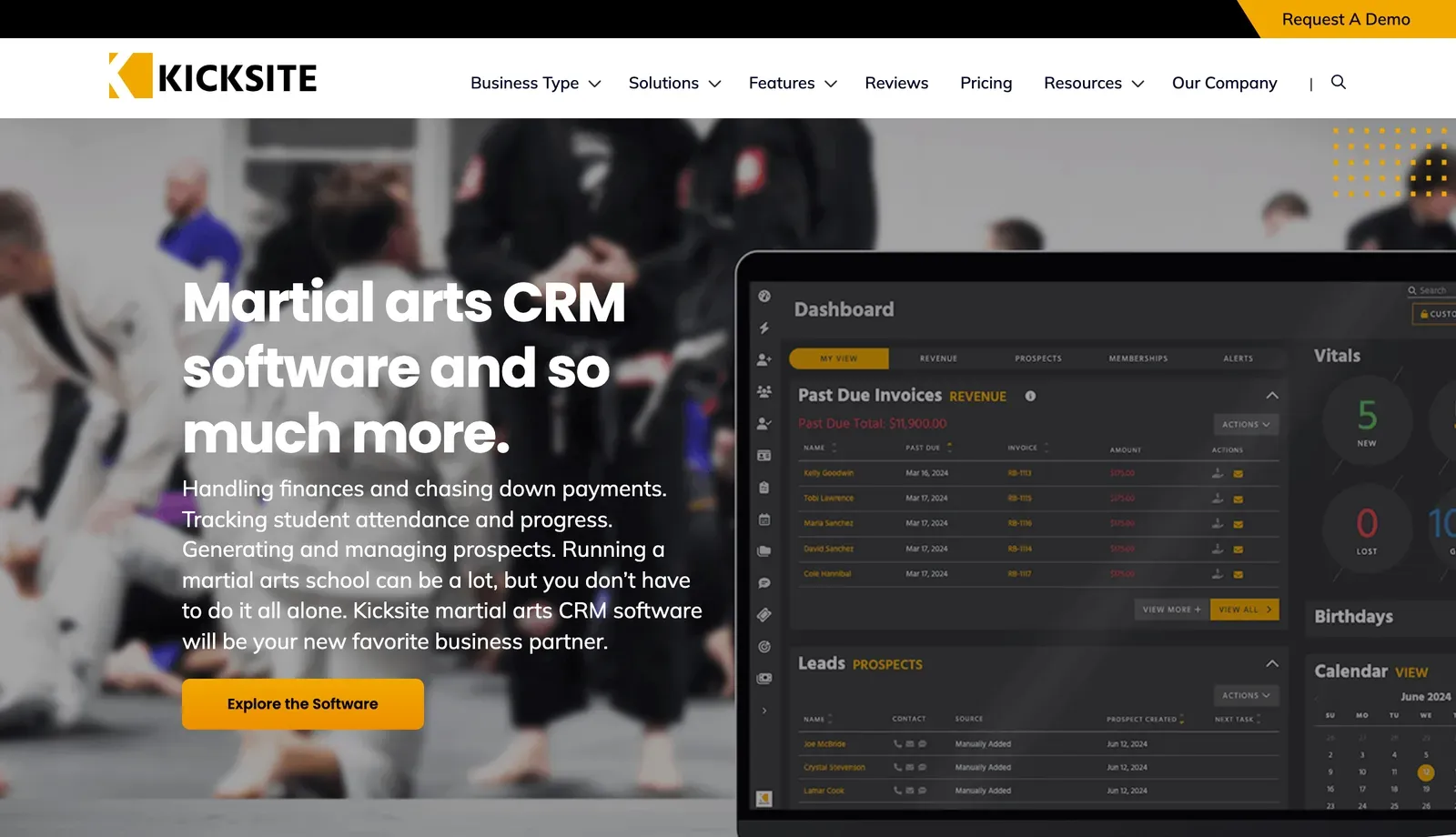 Página de inicio del CRM para artes marciales Kicksite con el panel de ingresos y prospectos