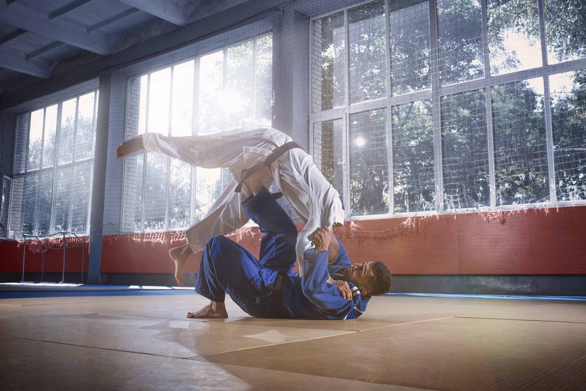 Dos judokas practicando una proyección en el tatami