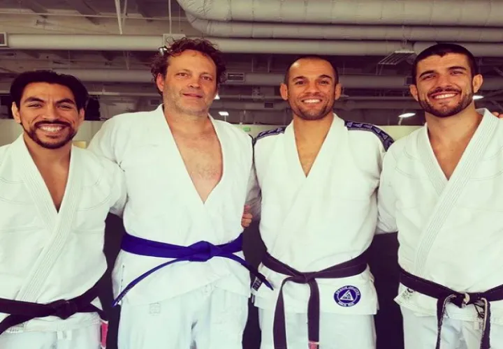 Vince Vaughn recibiendo su cinturón azul de BJJ en la academia Gracie